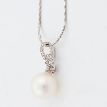 White gold, cultured pearl and brilliant cut diamond necklace, Golden Lady.