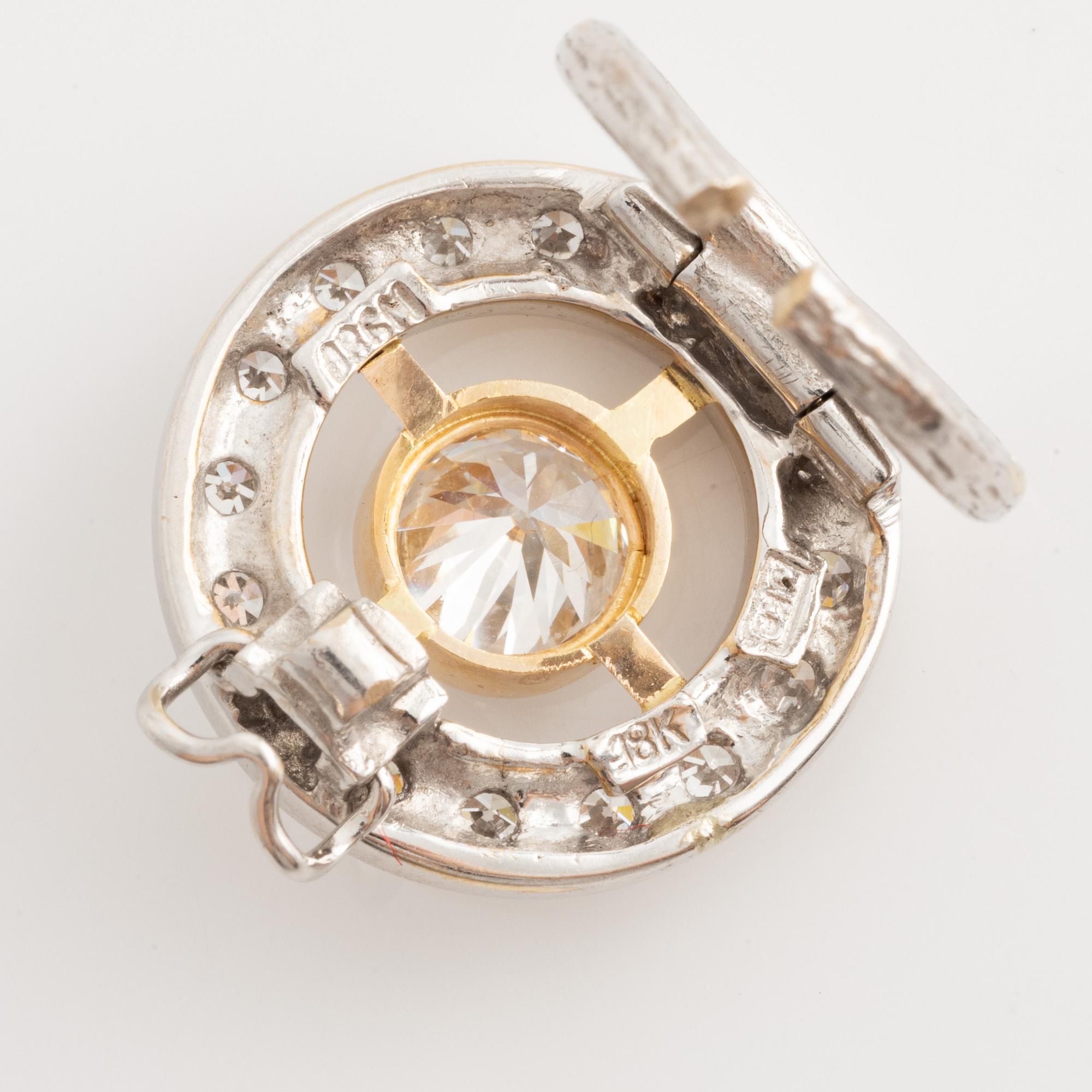 A cultured pearl bracelet.