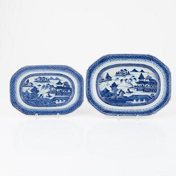 A Chinese blue and white service, 22 parts, Qing dynasty, 19th century.
