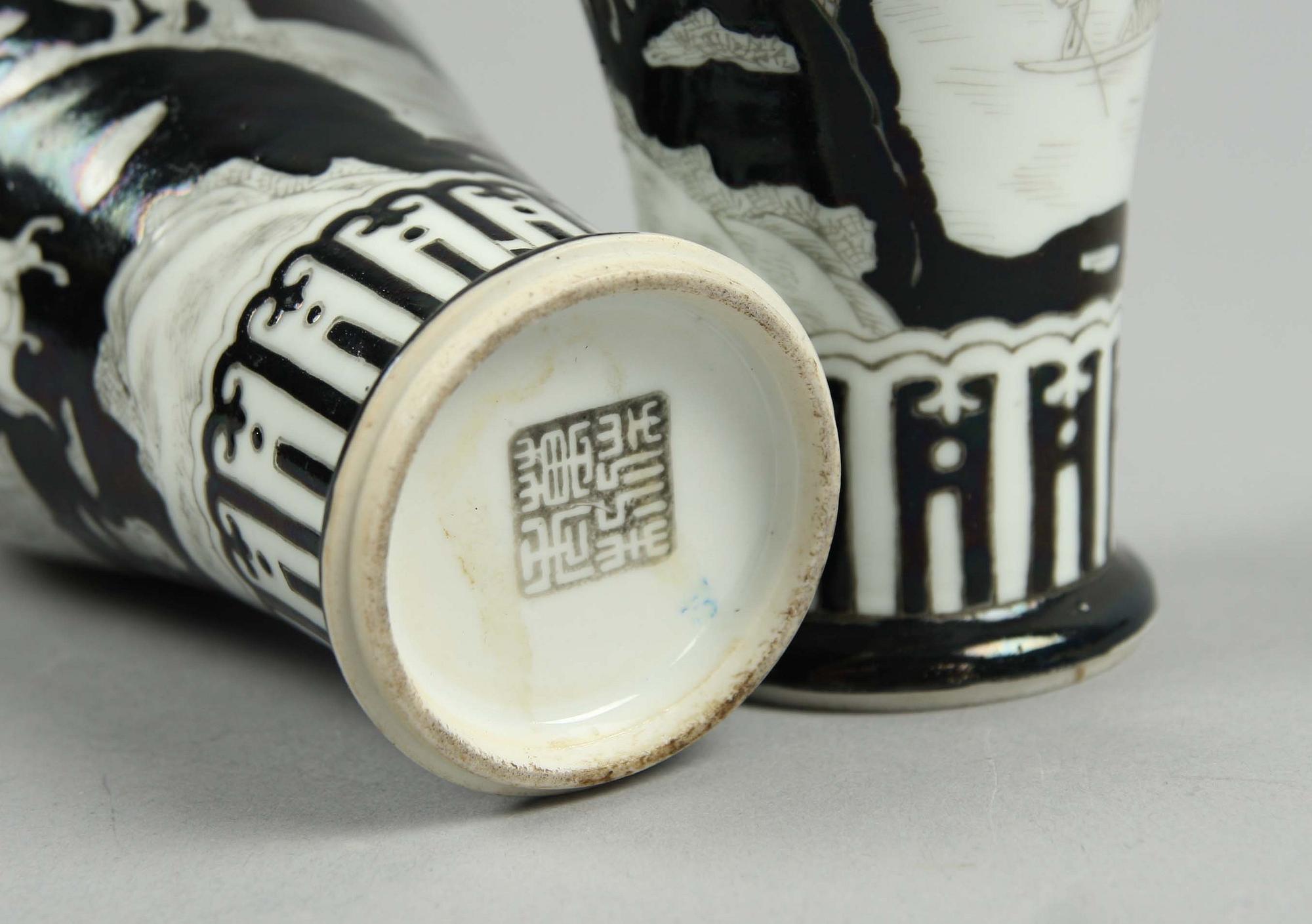 VASER, ett par, porslin, Kina, omkring 1900.