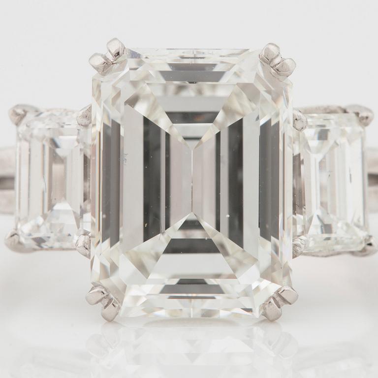 A 5.37 ct emerald cut diamond ring. Quality H/VVS2 according to certificate from GIA.