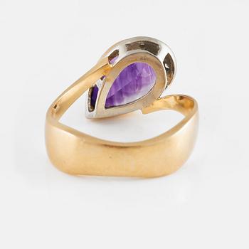 RING, 18K guld och vitguld med droppslipad ametist samt 3 åttkantslipade diamanter. Vikt 6,1 gram.