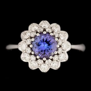 RING, 18k vitguld med tanzanit ca 0,95ct samt briljantslipade diamater tot ca 0,56ct. Vikt ca 5,81 gram.