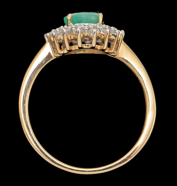 RING, 9k guld med fasettslipad smaragd samt små briljantslipade diamanter, 2000-tal. Vikt 3 g.