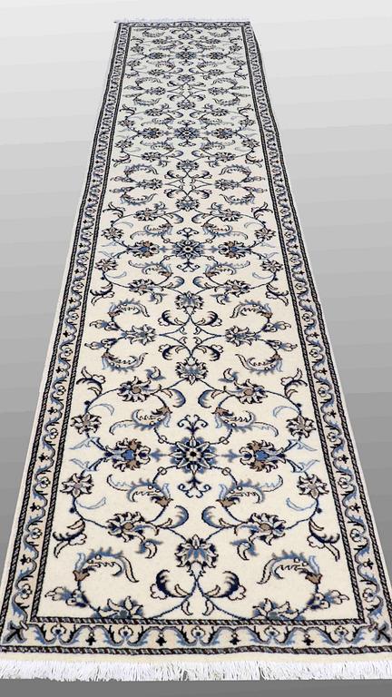 A runner, Nain, ca 383 x 75 cm.