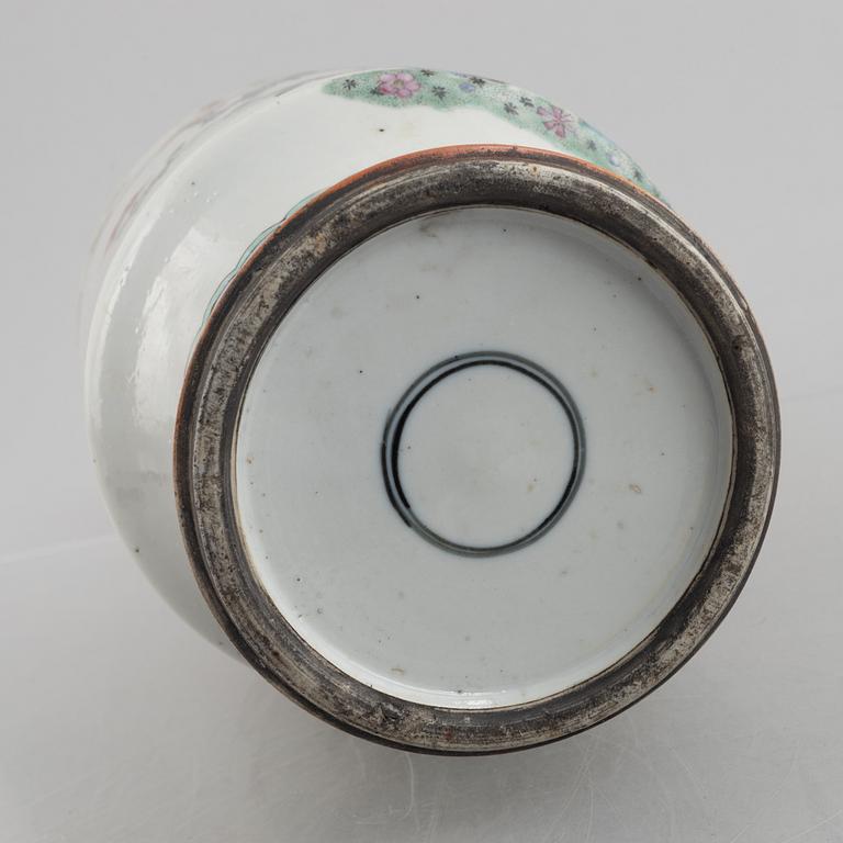 A porcelain urn, China, late Qing dynasty, around 1900.