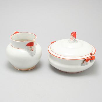 An eartheware porrige tureen and a jug from Göteborg, around the year 1900.