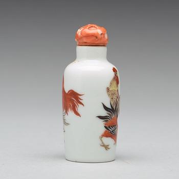 A 'rooster' snuff bottle, Qing dynasty, Guangxu mark and period (1875-1908).