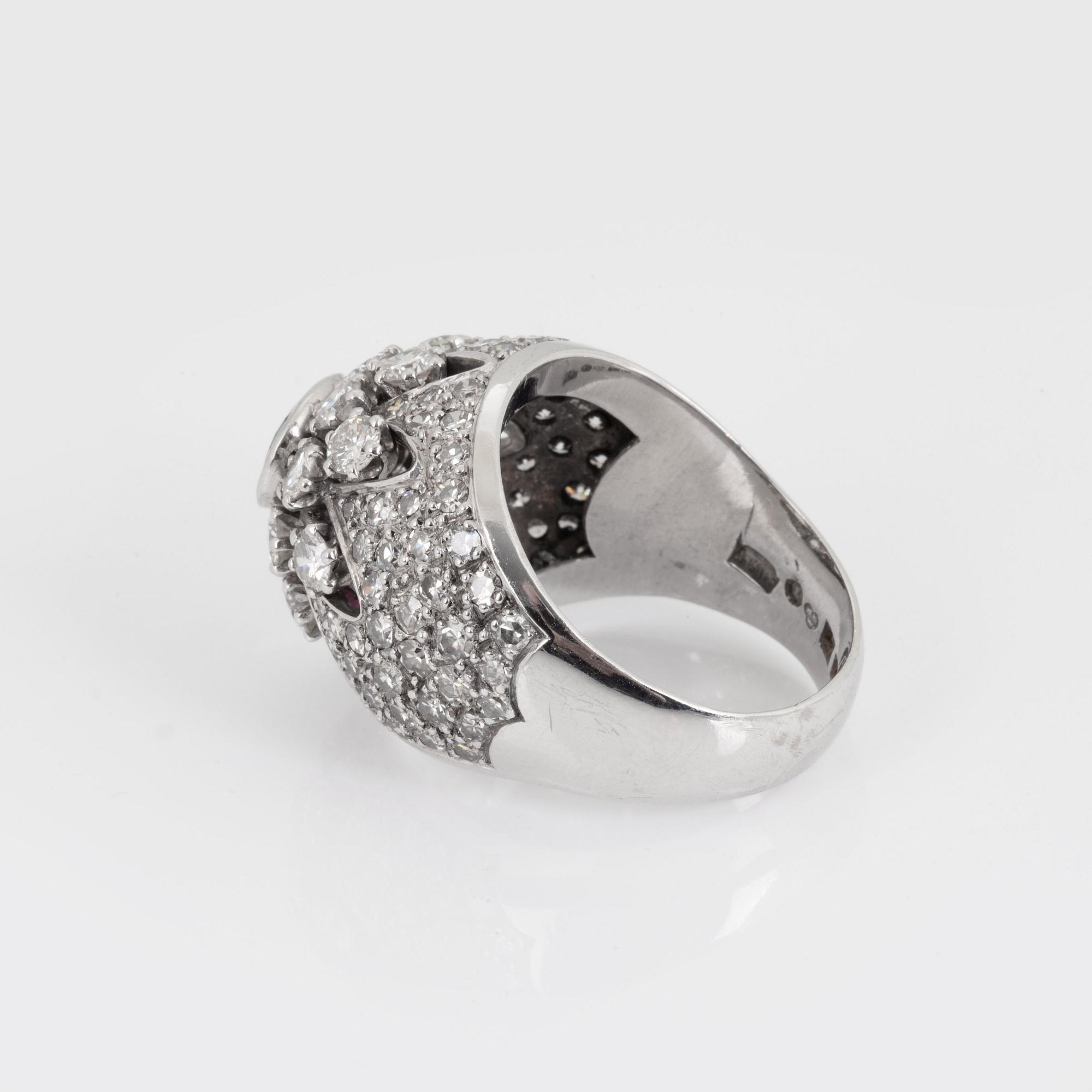 RING med en oval fasettslipad rubin samt briljant- och åttkantslipade diamanter.