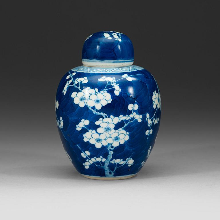 A blue and white "cracked ice" jar, Qing dynasty 18th Century.