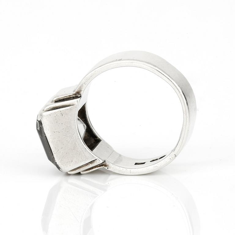RING, med trappslipad bergskristall, ca 5,60 ct, Wiwen Nilsson, Lund, 1957.