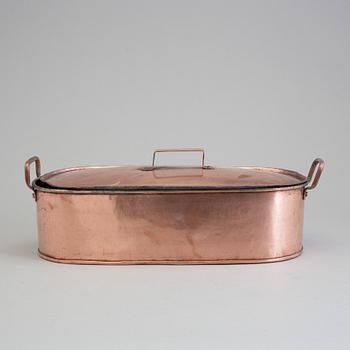 A 19TH CENTURY COPPER FISH KETTLE.