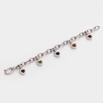Armband, 18K vitguld med berlocker av hjärtslipade färgstenar och en briljantslipad diamant.