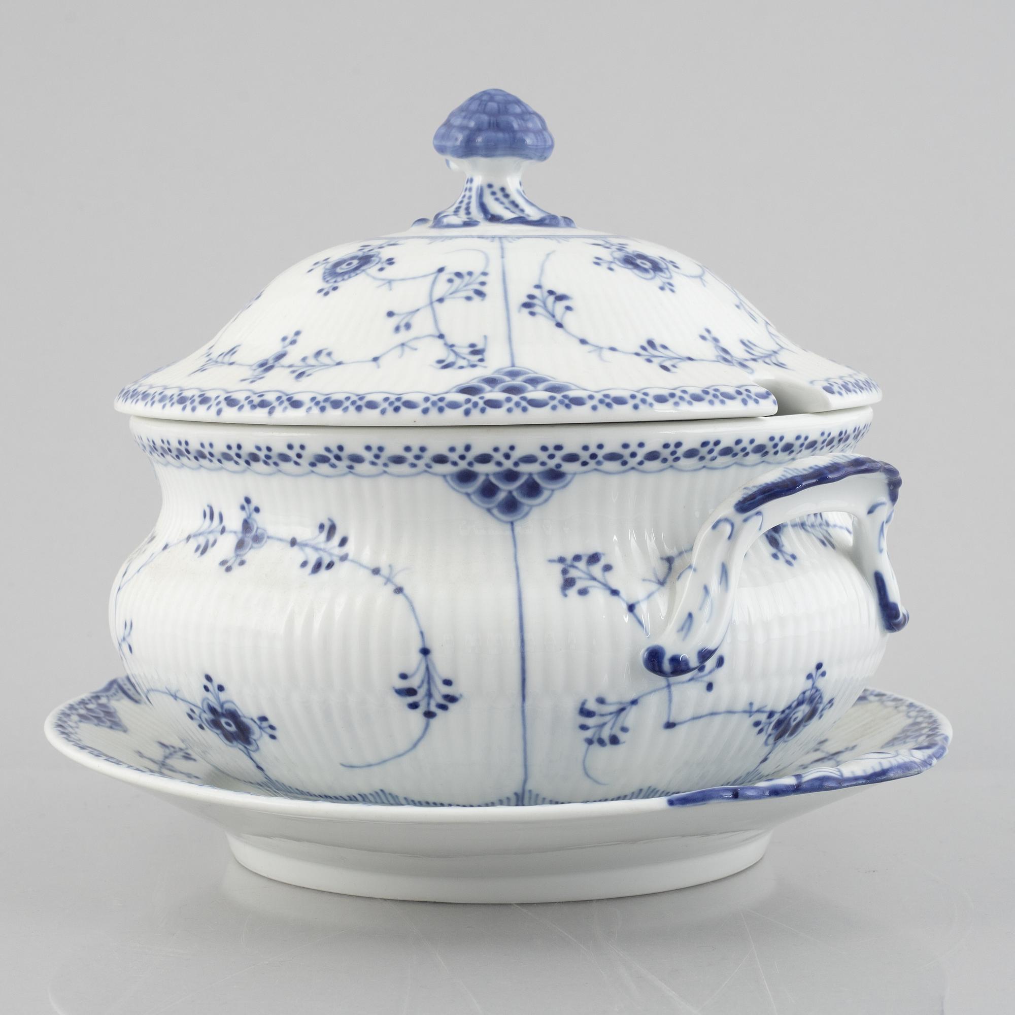 A 'Blue Fluted Half Lace' porcelain tureen with cover and stand / dish, Royal Copenhagen, model 601 and 666, 1898-1923.