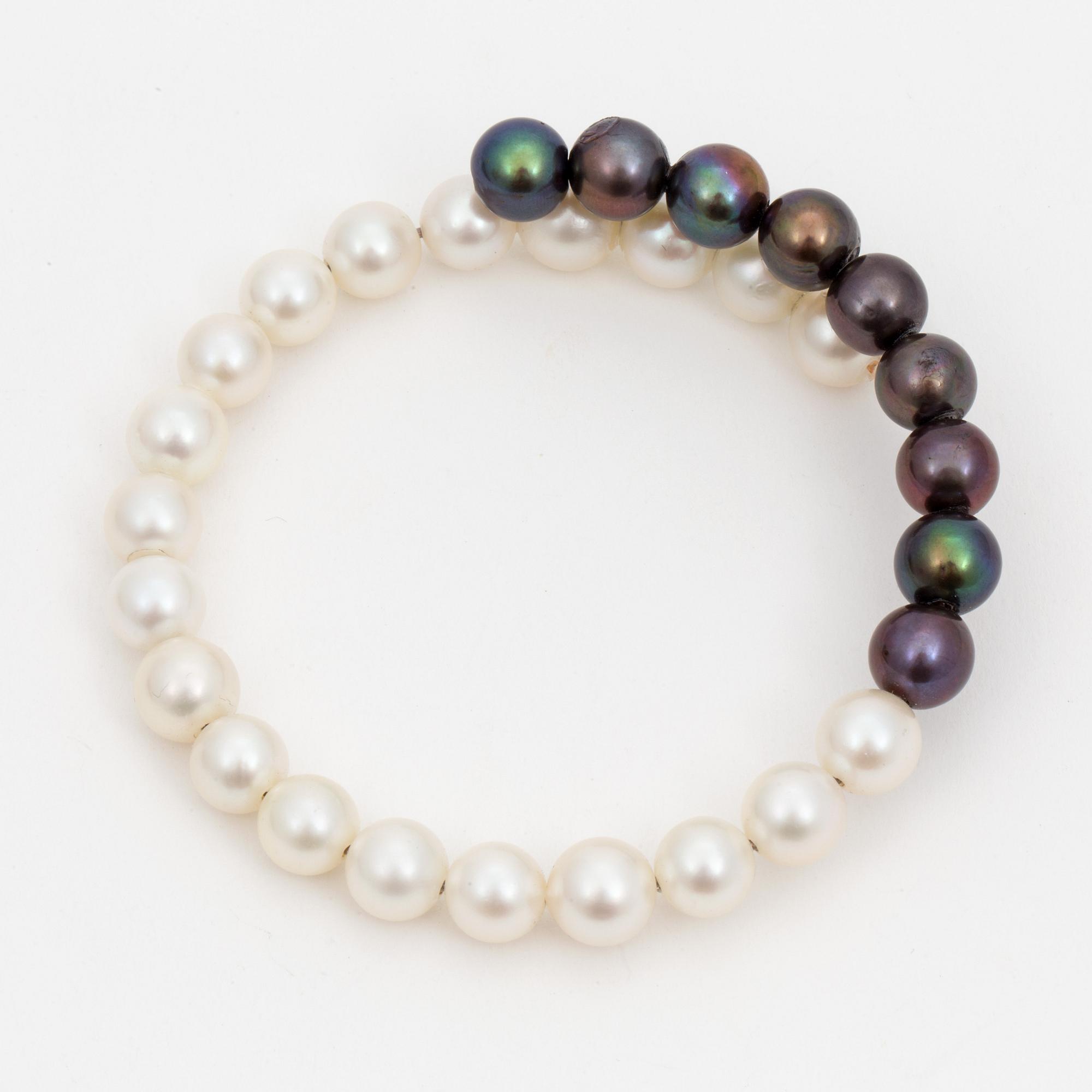 A bracelet of cultured pearls.