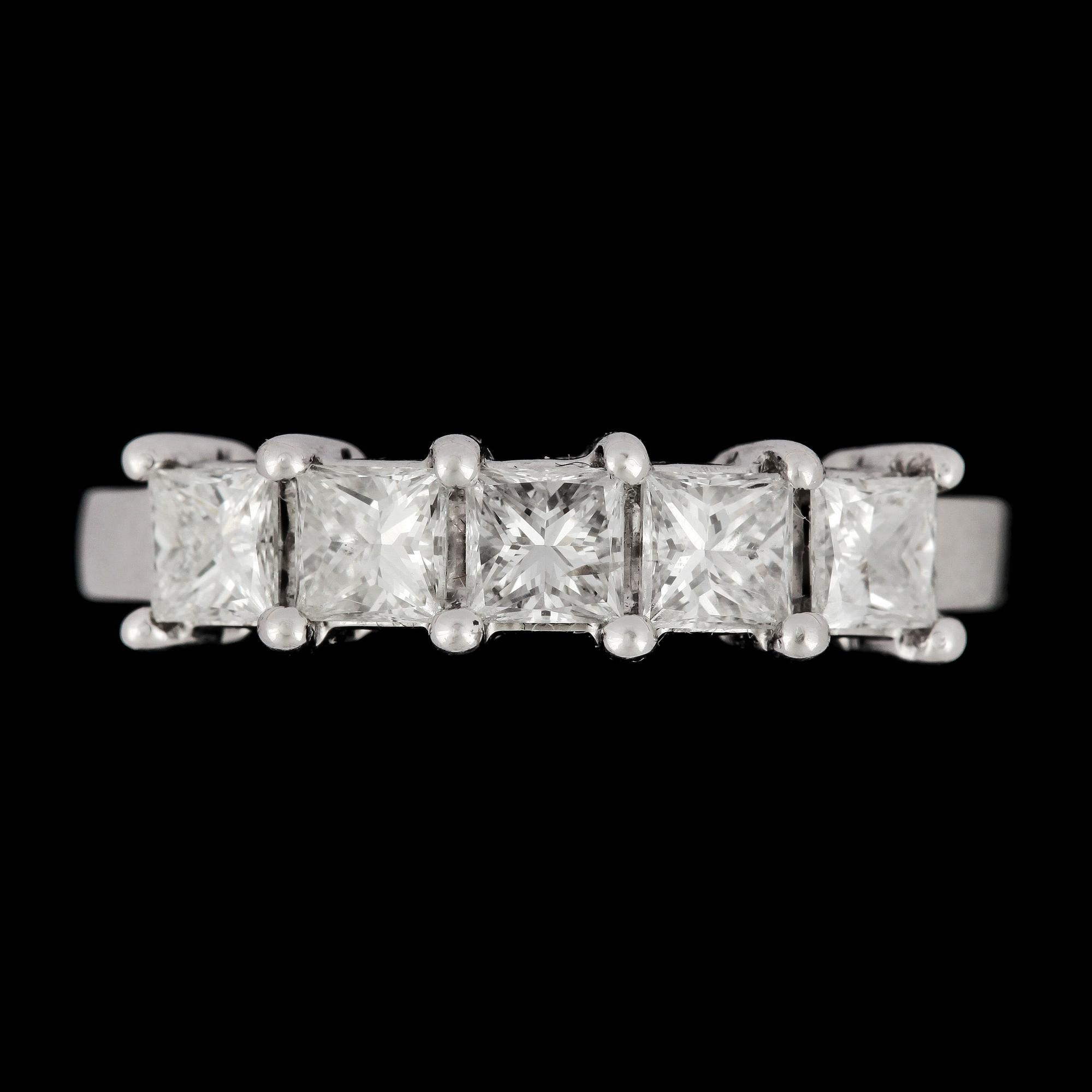 RING, 18 k vitguld med 5 prinsesslipade diamanter totalt ca 1.00 ct. Vikt 4,1 g.
