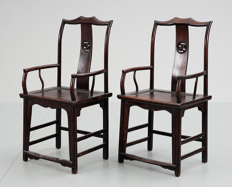 KARMSTOLAR, ett par, Ming-stil. 1800/1900-tal, Kina.