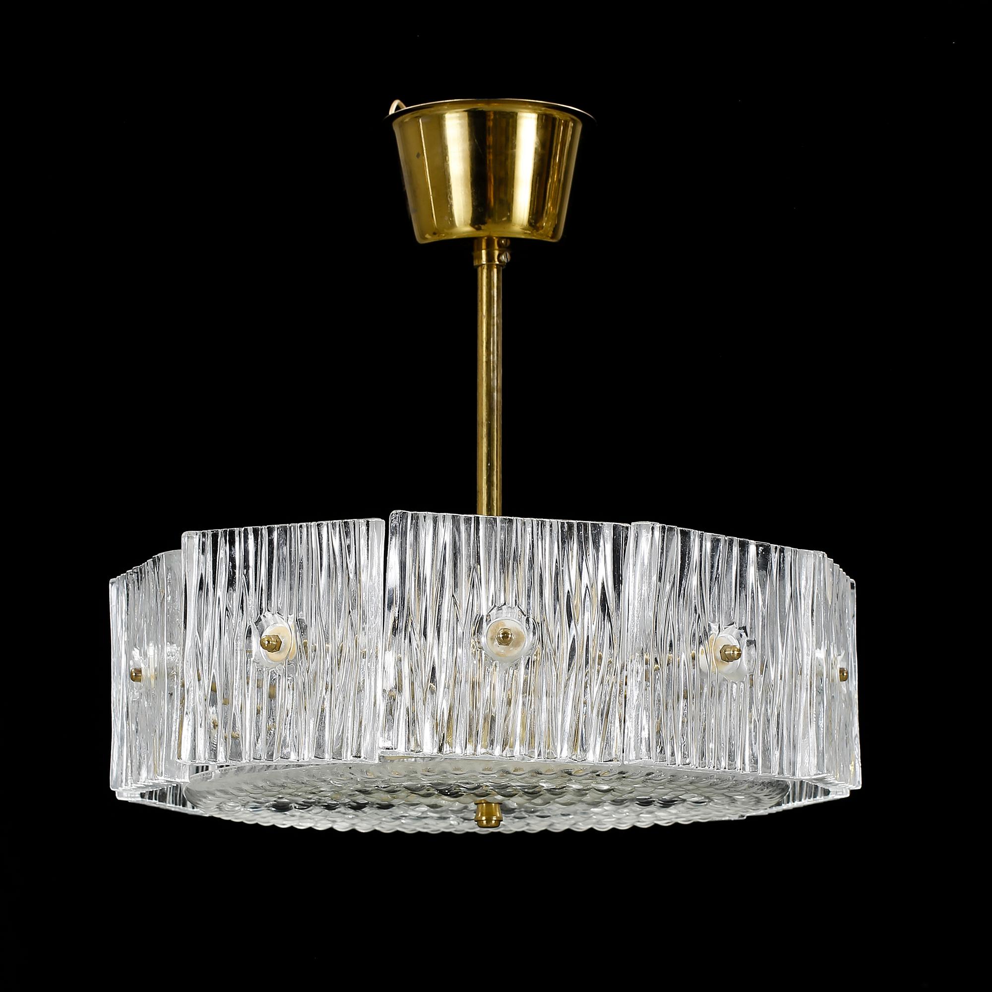 TAKLAMPA, glas och mässing, 1960-tal. Höjd 32 cm.