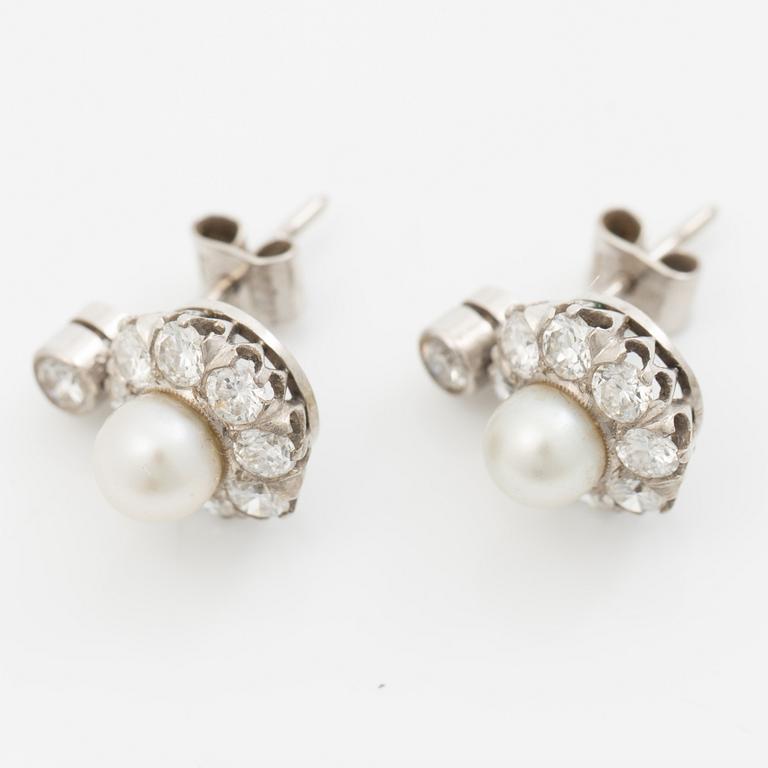 Örhängen, 18K vitguld med briljantslipade diamanter och pärlor.
