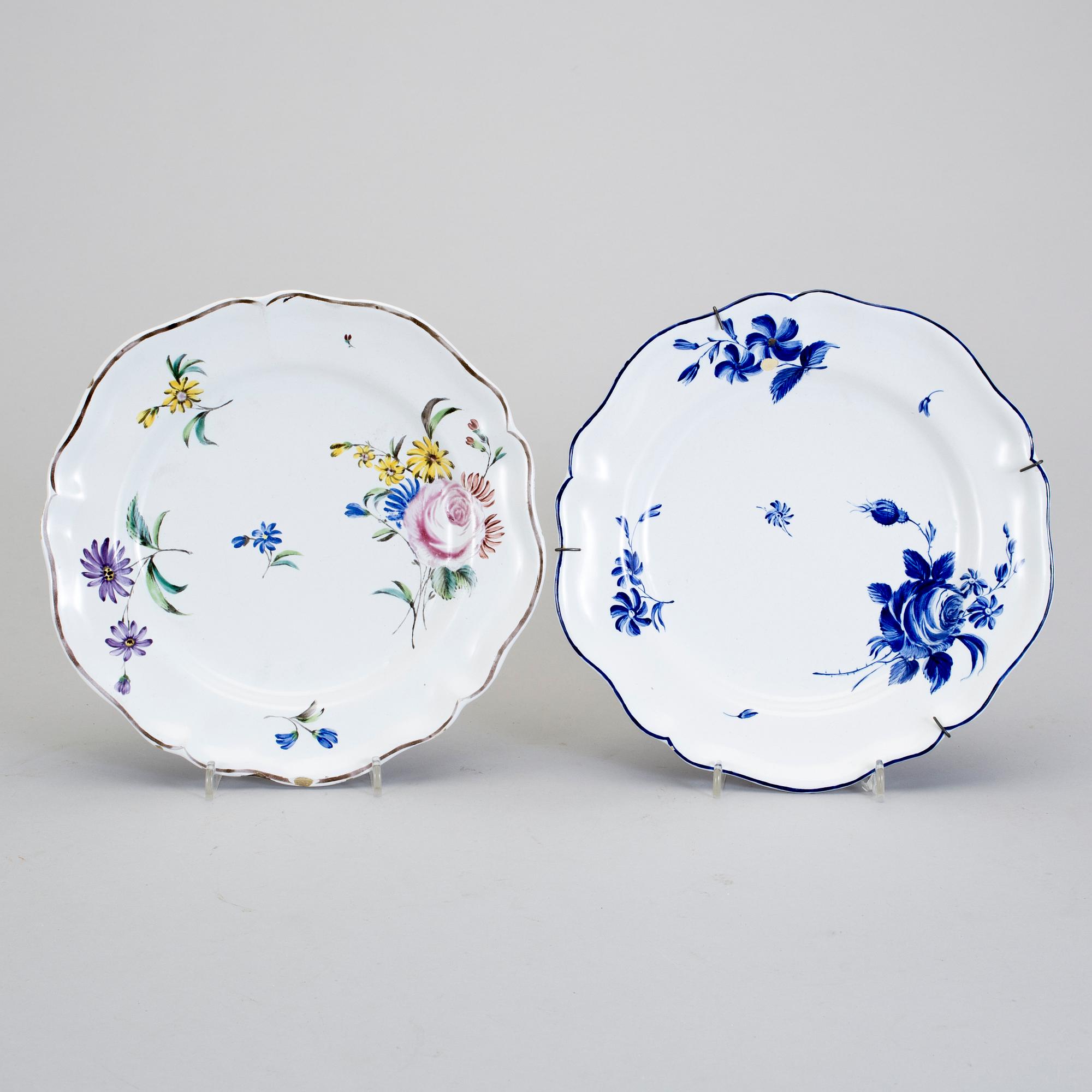 TALLRIKAR, 2 st, fajans, Marieberg, Ehrenreichs period (1758-66).