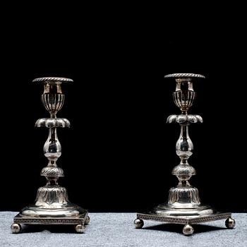 KYNTTILÄNJALKAPARI, hopeaa, Olof Robert Lundgren, Turku. 1800-luvun loppu.