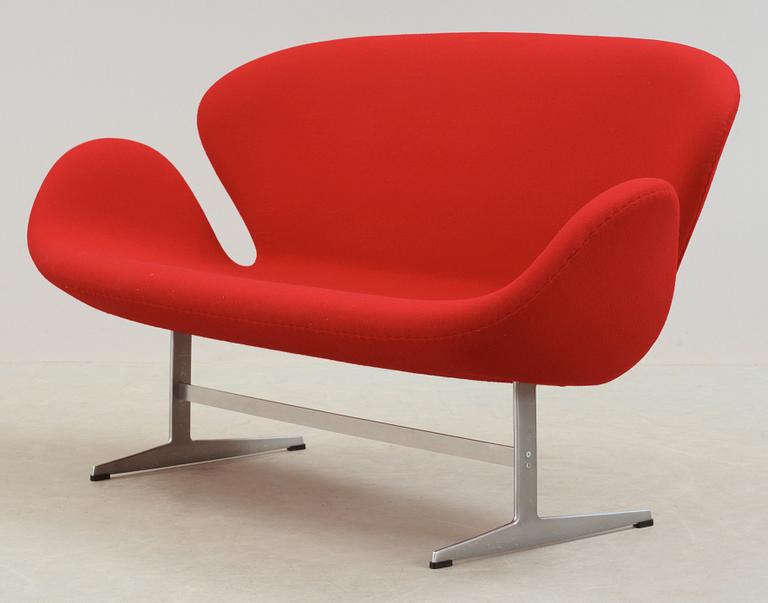 ARNE JACOBSEN, soffa "Svanen", Fritz Hansen, Danmark 2000.