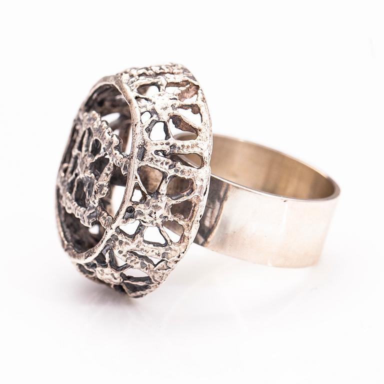 PENTTI SARPANEVA, HALSBAND, BROSCH och RING, silver, Turun Hopea, Åbo 1968 och 1975.