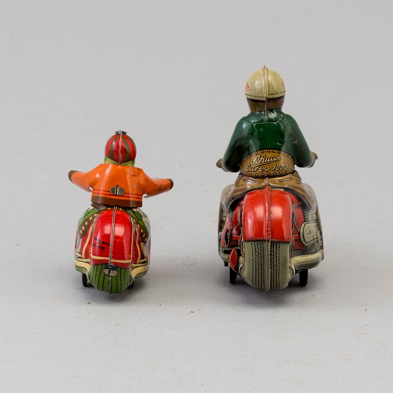 PLÅTLEKSAKER, 2 st, en märkt Schuco, 1940/50-tal.