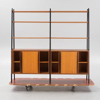 Bokhyllor med underskåp.