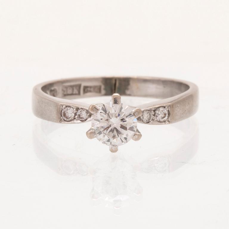 An 18K white gold ring set with round brilliant cut diamonds by Lundberg Guldatelje Amie Stockholm 1977.