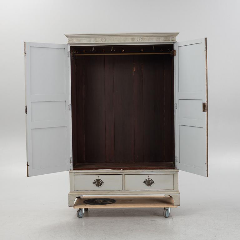 Klädskåp, omkring år 1900.