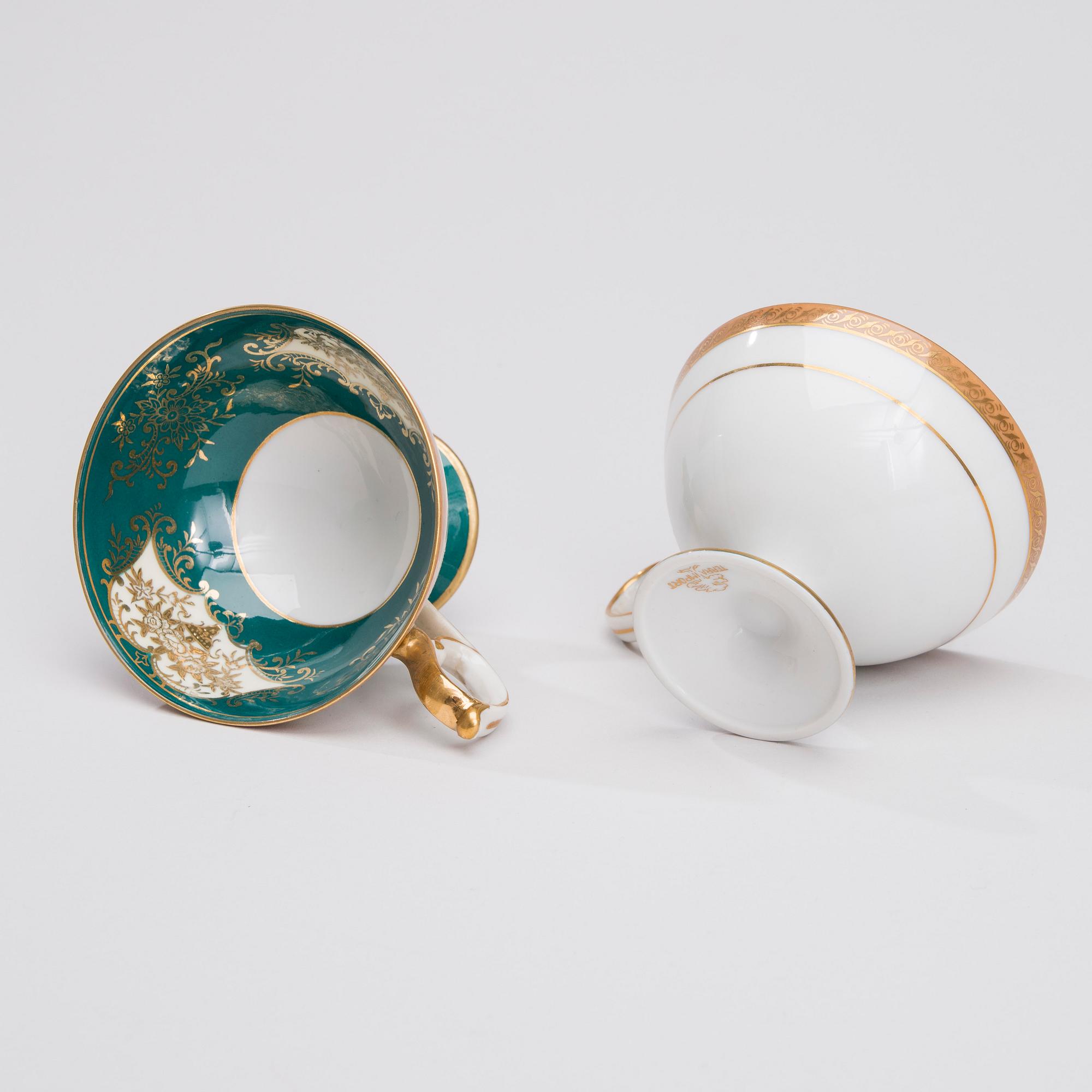 KAFFEKOPPAR MED FAT, 11 st, porslin, 1900-talets första hälft.