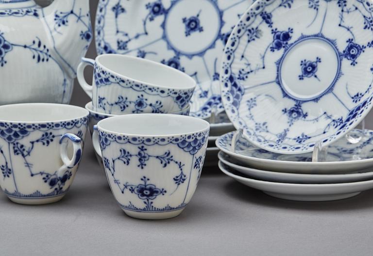 KAFFESERVIS, ca 28 dlr, Musselmalet, Royal Copenhagen, 1900-talets mitt, porslin.