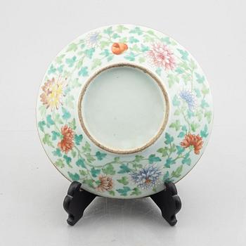 A porcelain dish, China, Qing dynasty, late 19th century.