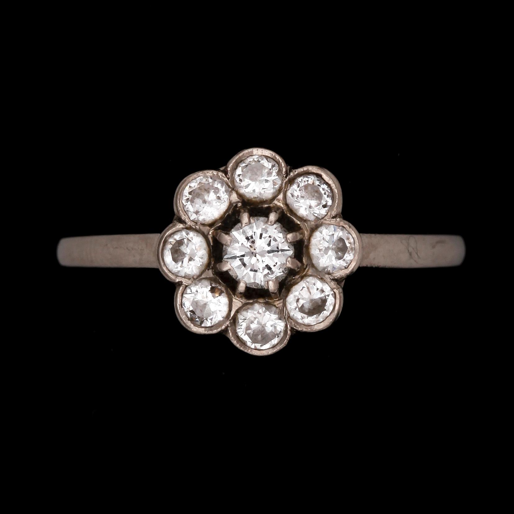 RING, Karmosé, 18K vitguld med briljantslipade diamanter, tot ca 0,36ct. Vikt ca 2,9g.