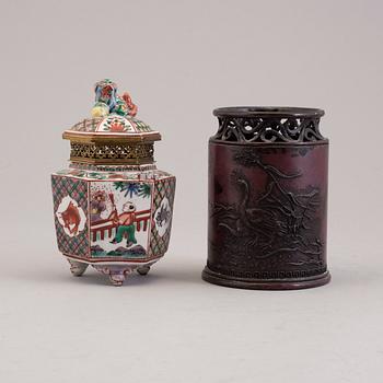 Two Japanese vases, bronze and porcelain, 20th century.