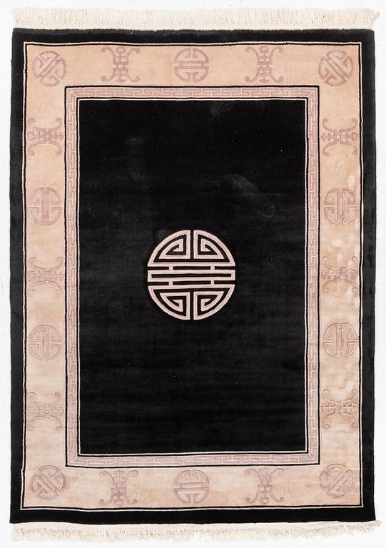 A Chinese rug, approx. 231 x 170 cm.