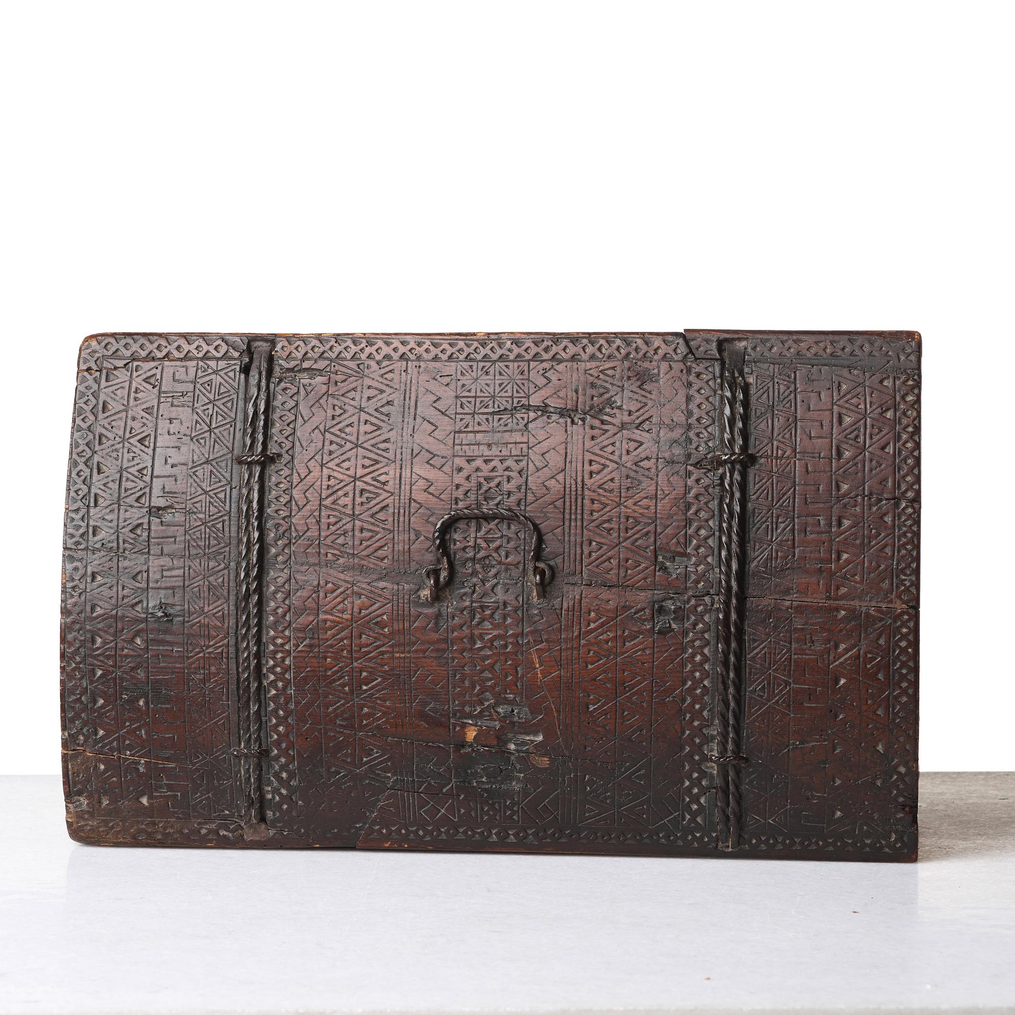 A casket and lid, C14 dated, second half of the 17th century.