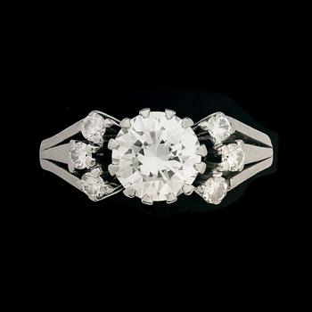 RING, platina med briljantslipade diamanter, mittensten ca 1,16 ct. Stockholm, CFC, Stockholm, 1964. Vikt ca 5,5 g.