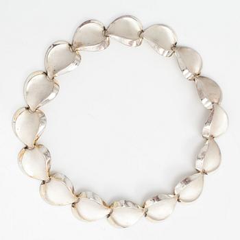 A necklace by Matti Hyvärinen, sterling silver, Sirokoru, Turku 1974.