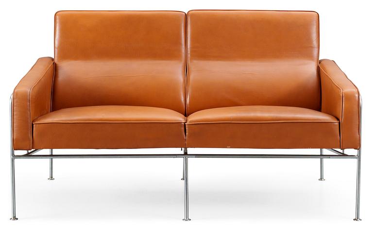 An Arne Jacobsen two-seated brown leather and chromed steel sofa by Fritz Hansen, Danmark.