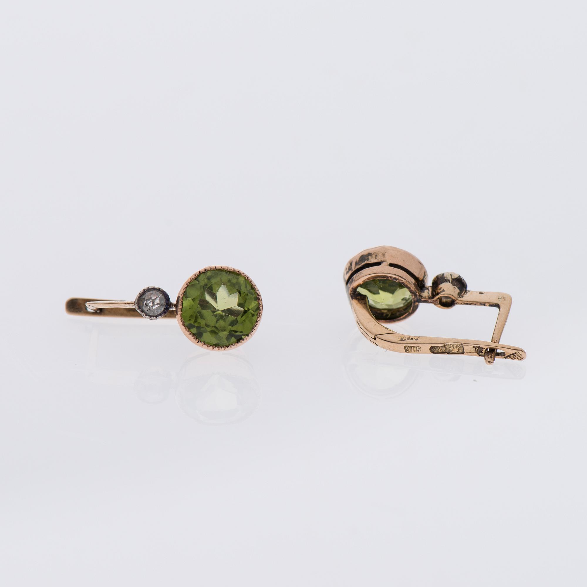 ÖRHÄNGEN, 14K guld samt silver, peridot tot 2,8 ct, diamanter tot 0,1 ct, ryska stämplar. Vikt 2,4 g.