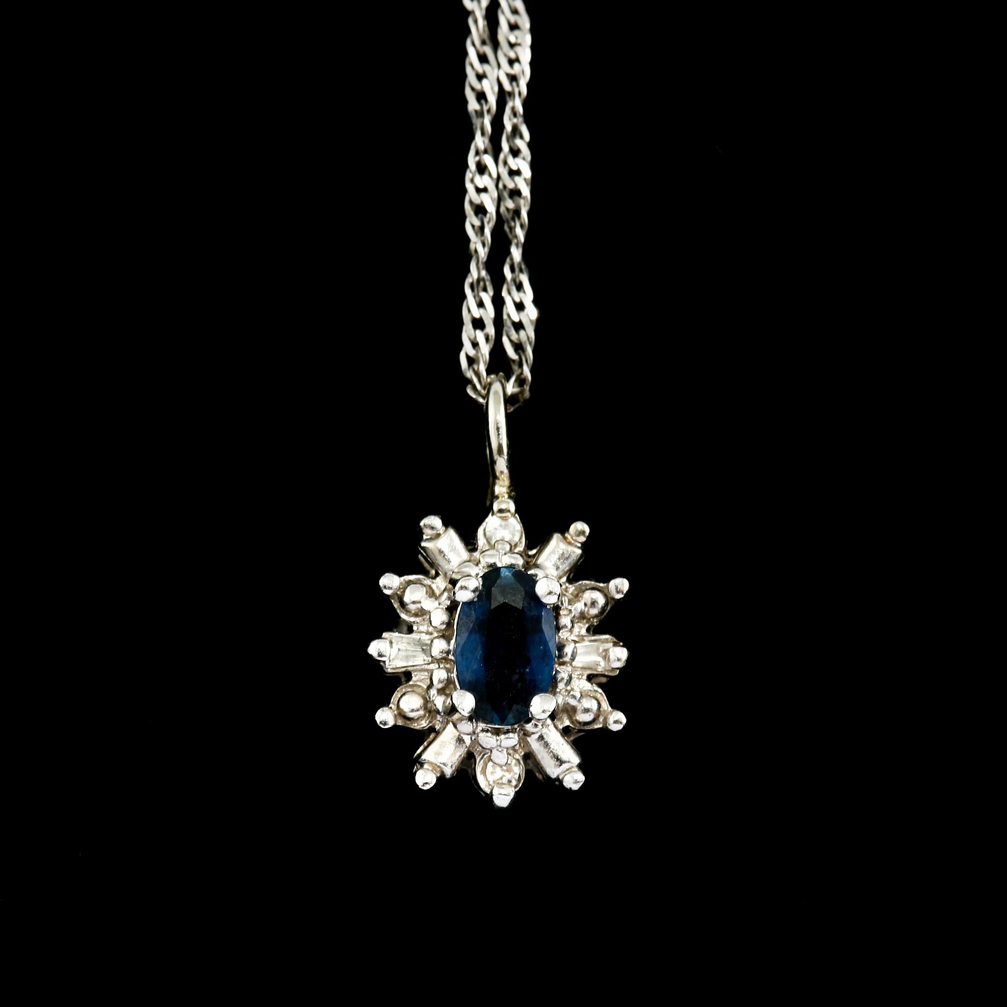 HÄNGE, 10 och14K vitguld med fasettslipad blå safir samt 2 åttkantslipade och 2 baguettslipade diamanter. Vikt 2,1 g.