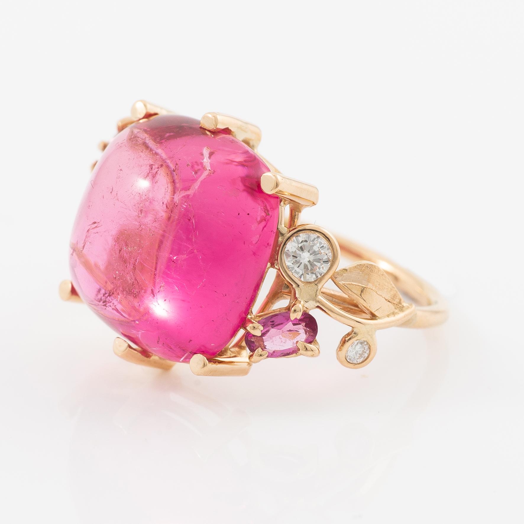 Ring, Mandelstam, 18K gold with cabochon-cut rubelite (tourmaline) and brilliant-cut diamonds and tourmalines.
