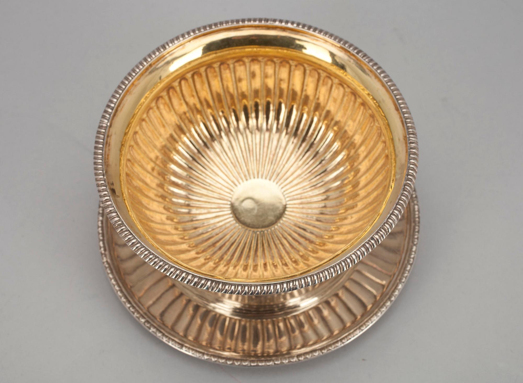 SÅSSKÅL, silver, Daniel Hällman, Stockholm 1810. Vikt ca 465,4 g.