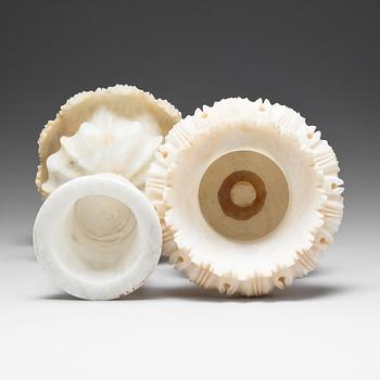 PRYDNADSURNOR, ett par, alabaster. 1900-talets första del.