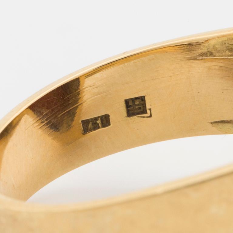 Ring with carved carneol camoe.