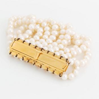 Armband nio rader odlade sötvattenpärlor lås 18K guld.