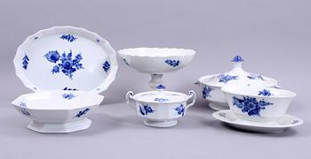 SERVISDELAR, 29 st, porslin, "Blå blomst", Royal Copenhagen.