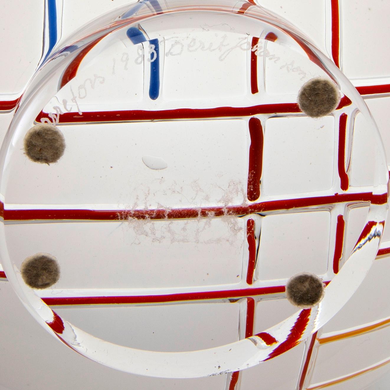 Berit Johansson, skål på fot signerad och daterad Orrefors 1983.